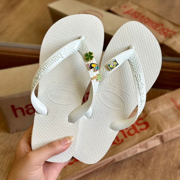 Havaianas Top (Branco) + Pingente Trevo, Tucano, Coqueiro e Brasil