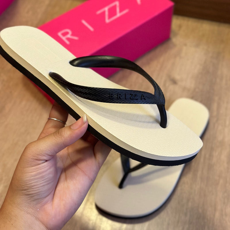 Chinelo de Dedo Arezzo Bicolor Roma Basics Z190350006