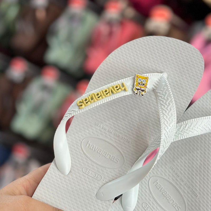 Havaianas Top (Branco) + Placa Logo + Pins do Bob Esponja