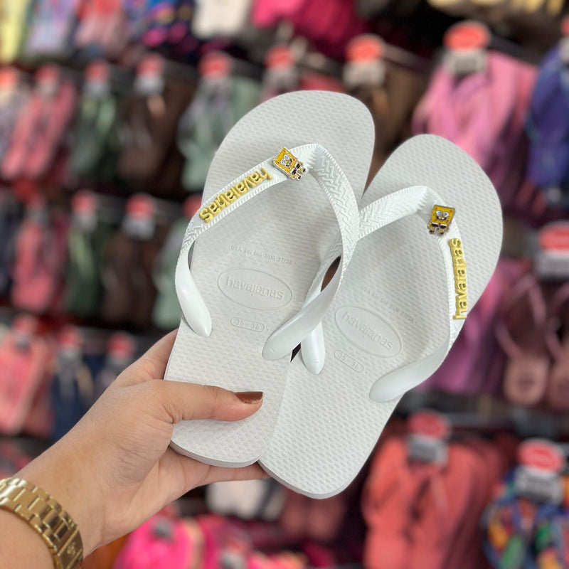 Havaianas Top (Branco) + Placa Logo + Pins do Bob Esponja