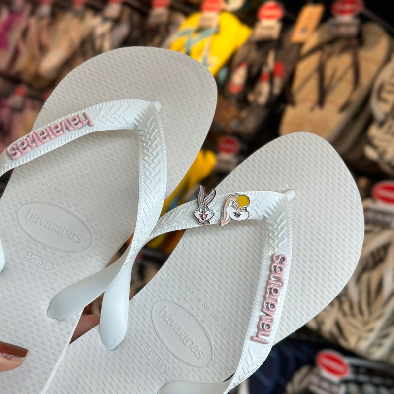 Havaianas Top (Branco) + Pin Pernalonga e Lola Bunny