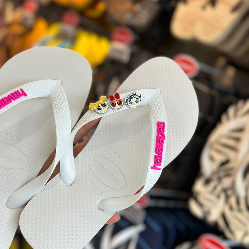 Havaianas Top (Branco) + Placa Logo + Pin Meninas Super Poderosas