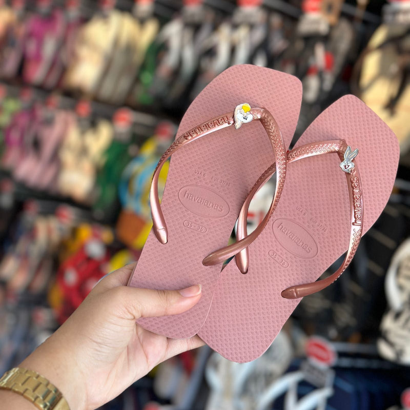 Havaianas Slim Square (Rosa) + Pin Pernalonga e Lola Bunny