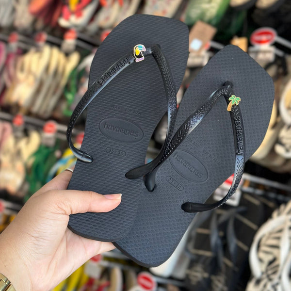 Havaianas Slim Square (Preto) + Pin Tucano e Coqueiro