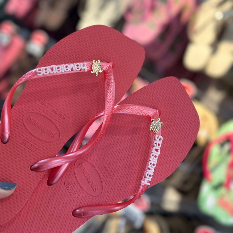 Havaianas Slim Square + Pin Placa Logo + Pin Tartaruga