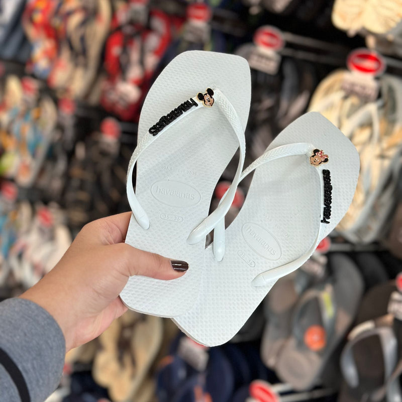 Havaianas Slim Square (Branco) + Placa Logo Preto + Pin Disney