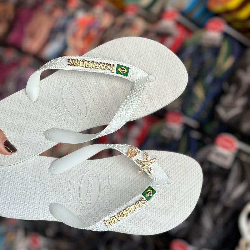 Havaianas Brasil + Placa Logo Dourado + Pin Estrela do Mar e Tartaruga