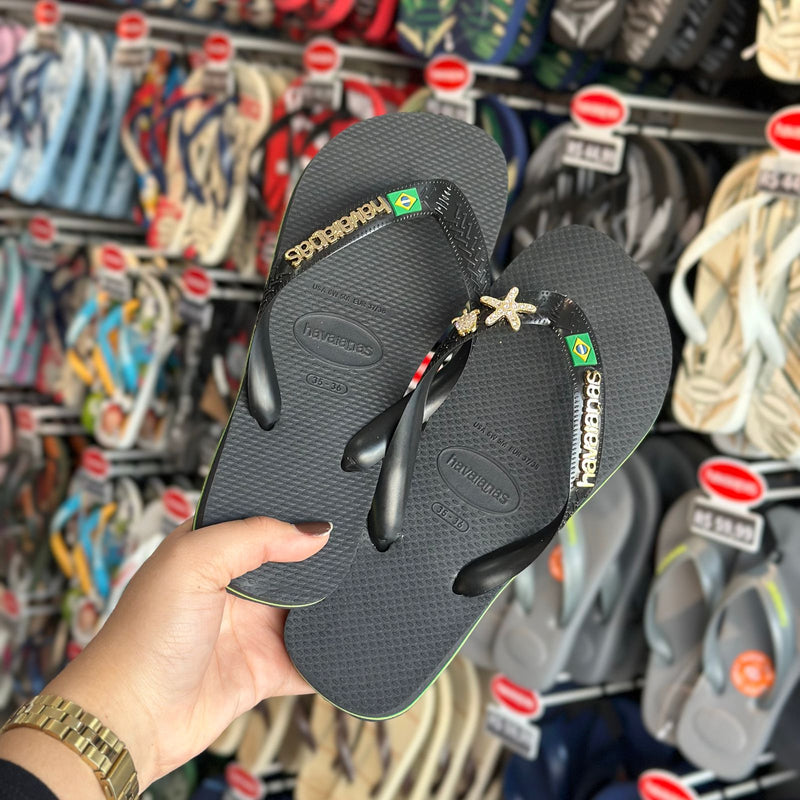 Havaianas Brasil + Placa Logo Dourado + Pin Estrela do Mar e Tartaruga