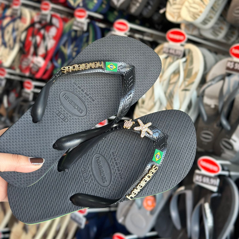 Havaianas Brasil + Placa Logo Dourado + Pin Estrela do Mar e Tartaruga