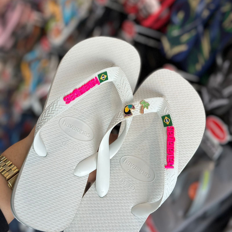 Havaianas Brasil + Placa Logo + Pin Tucano e Coqueiro