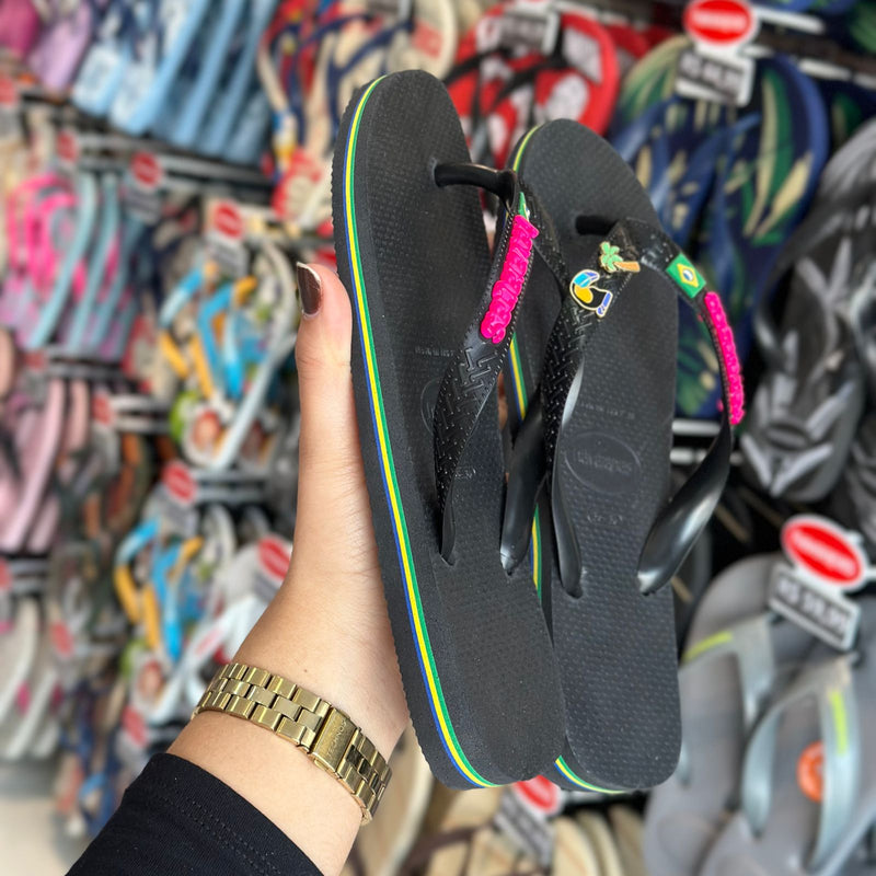 Havaianas Brasil + Placa Logo + Pin Tucano e Coqueiro