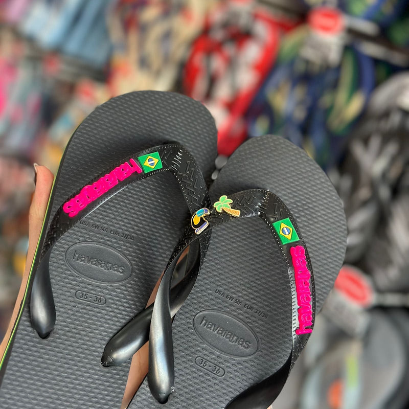 Havaianas Brasil + Placa Logo + Pin Tucano e Coqueiro