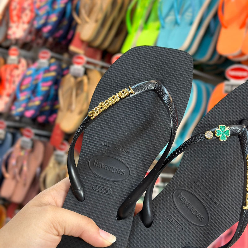 Havaianas Slim Square + Placa Logo Dourado +  Pin Trevo e Ponto de Luz