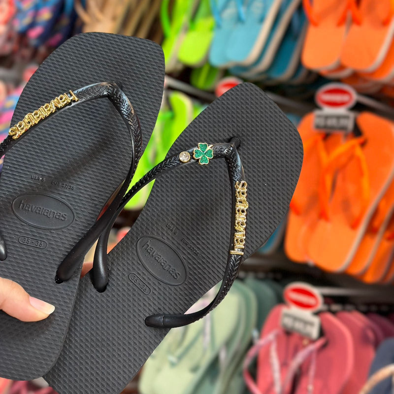 Havaianas Slim Square + Placa Logo Dourado +  Pin Trevo e Ponto de Luz