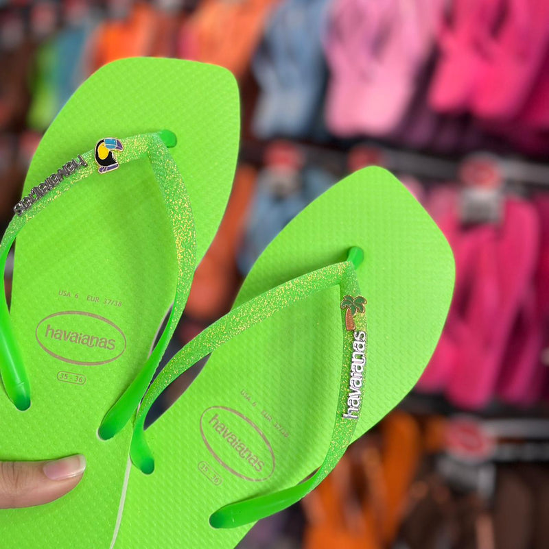 Havaianas Slim Square Glitter Neon + Pin Tucano e Coqueiro