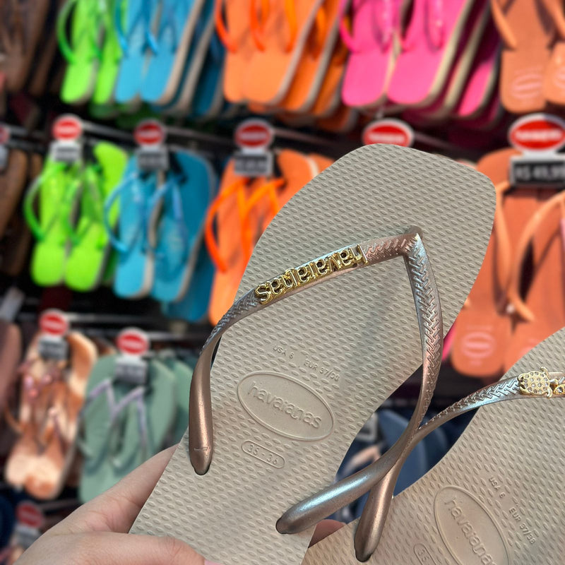 Havaianas Slim Square + Placa Logo Dourado + Pin Tartaruga e Estrela do Mar