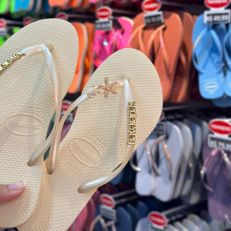 Havaianas Slim + Placa Logo Dourado + Pin Tartaruga e Estrela do Mar