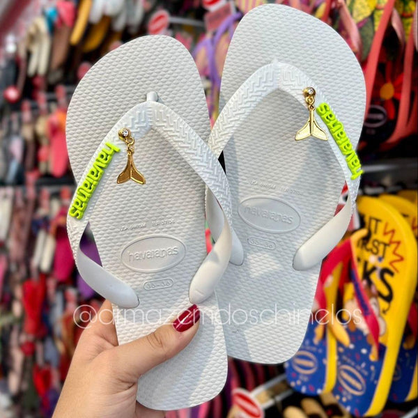 Havaianas Top (Branco) + Pingente placa logo e Pingente sereia