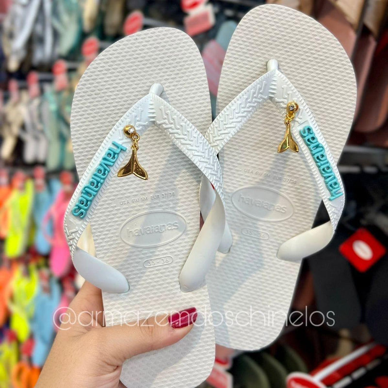 Havaianas Top (Branco) + Pingente placa logo e Pingente sereia