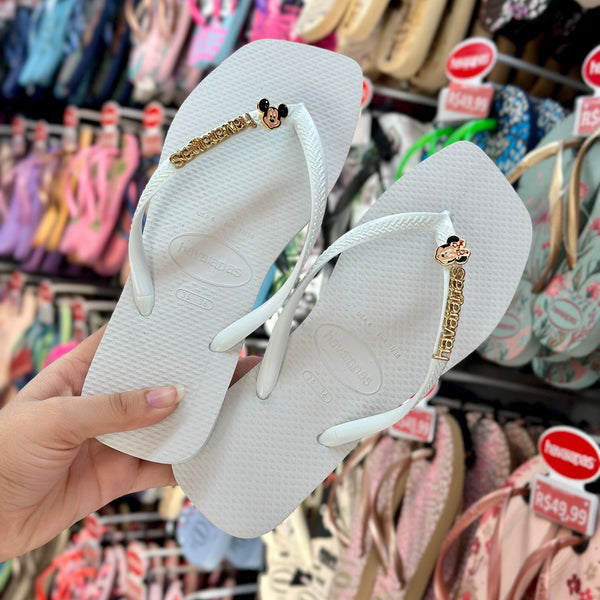 Havaianas Slim Square (Branco) + Pingente Placa (Dourada) e pingente Minnie e Mickey