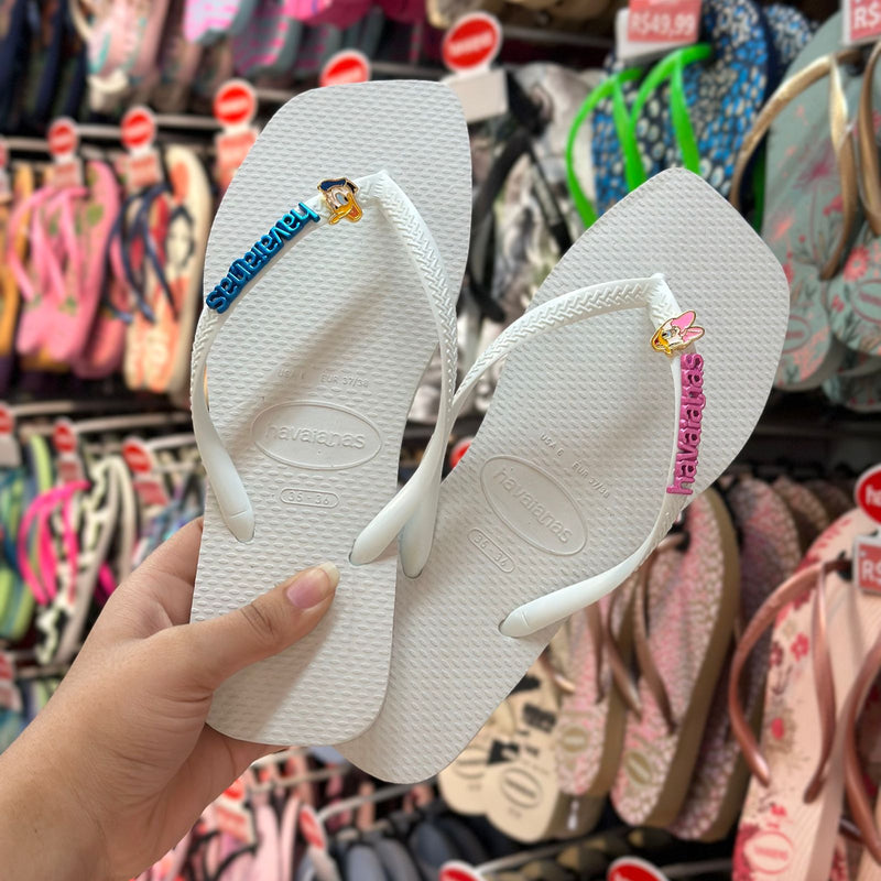 Havaianas Slim Square (Branco) + Pingente Placa (Azul e Rosa) e pingente Pato Donald e Margarida