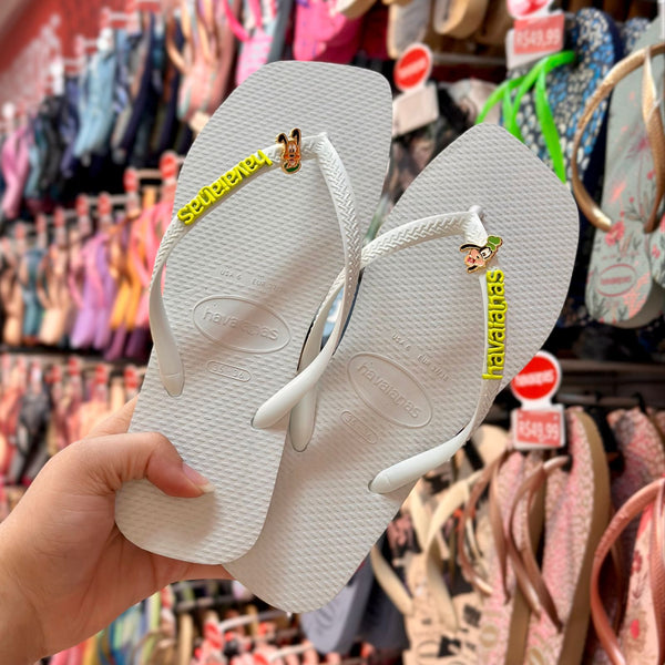 Havaianas Slim Square (Branco) + Pingente Placa (Lima) e pingente Pluto e Pateta