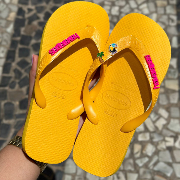 Havaianas Top Amarelo Pop + Pin Placa Logo Rosa + Pin Tucano e Coqueiro