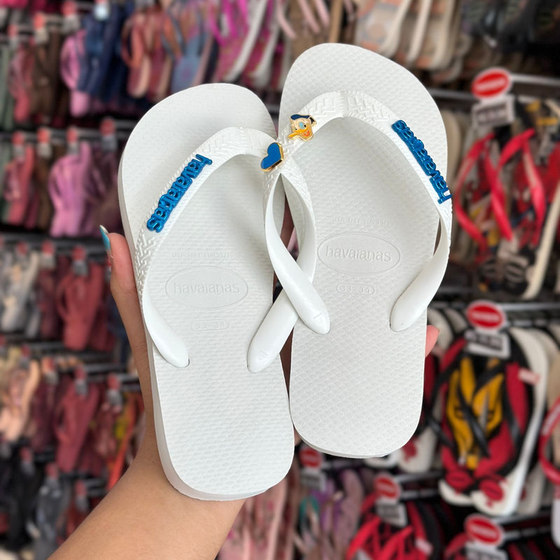 Havaianas Top (Branco) + Placa Logo + Pin Disney e Pin Coração