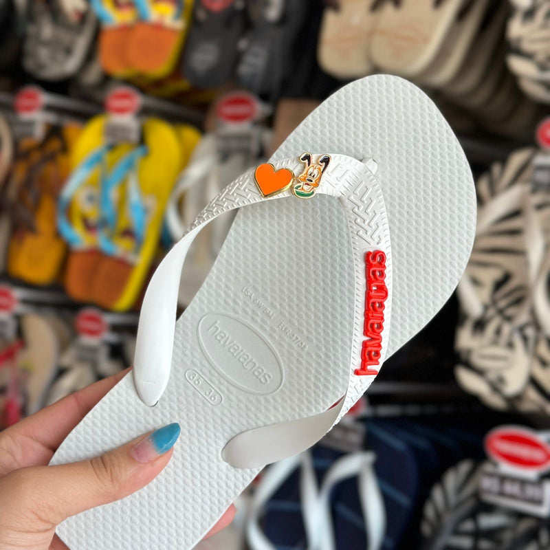 Havaianas Top (Branco) + Placa Logo + Pin Disney e Pin Coração