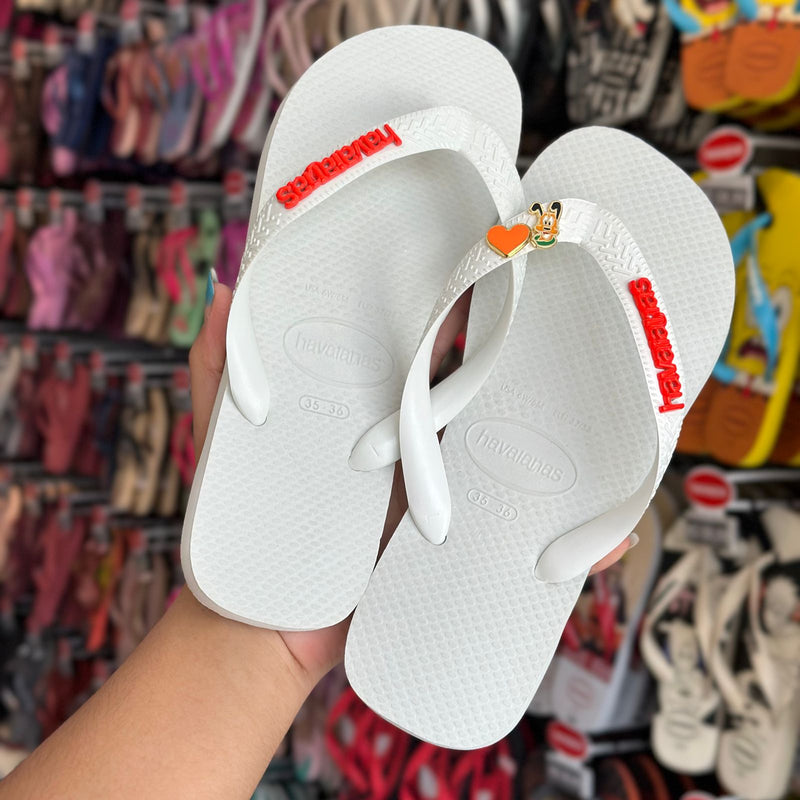 Havaianas Top (Branco) + Placa Logo + Pin Disney e Pin Coração