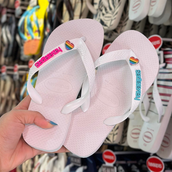 Havaianas Top (Branco) + Pin Placa Logo + Coração Arco Íris