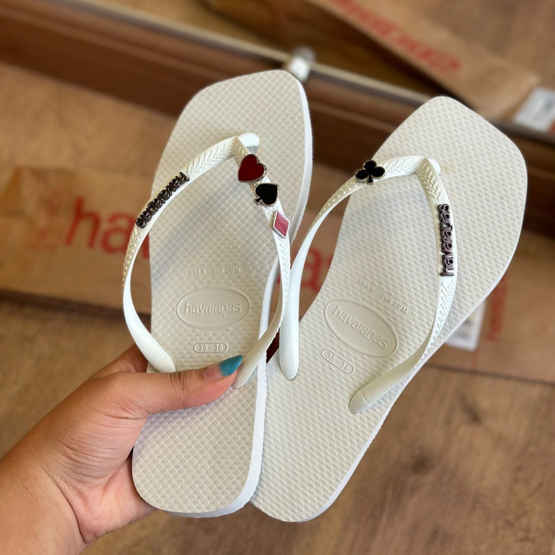 Havaianas Slim Square (Branco) + Placa Logo + Pin Sinais de Baralho