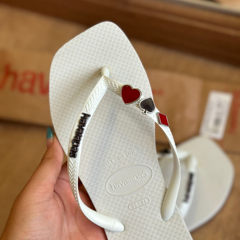 Havaianas Slim Square (Branco) + Placa Logo + Pin Sinais de Baralho