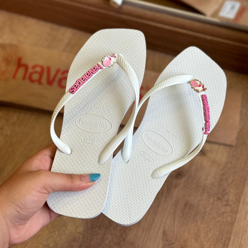 Havaianas Slim Square (Branco) + Placa Logo + Pin Animais