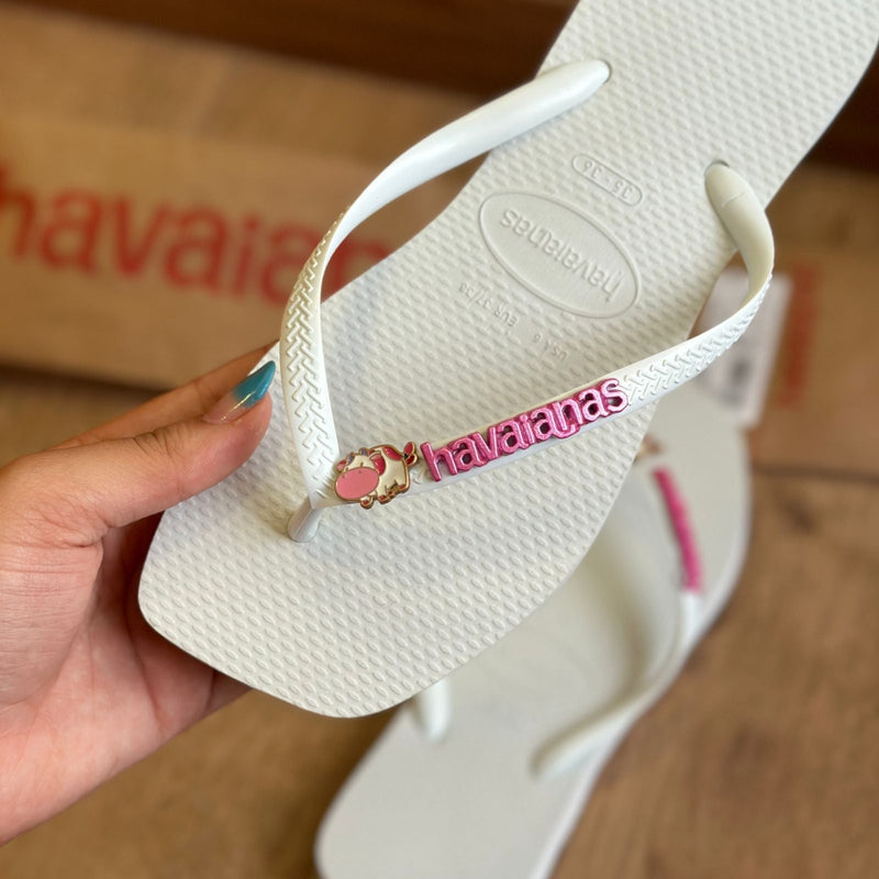 Havaianas Slim Square (Branco) + Placa Logo + Pin Animais